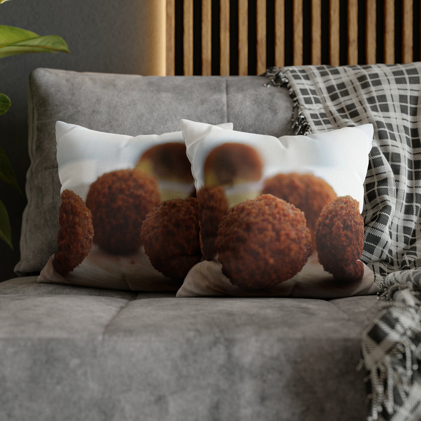 Twee kussenslopen met bitterballen