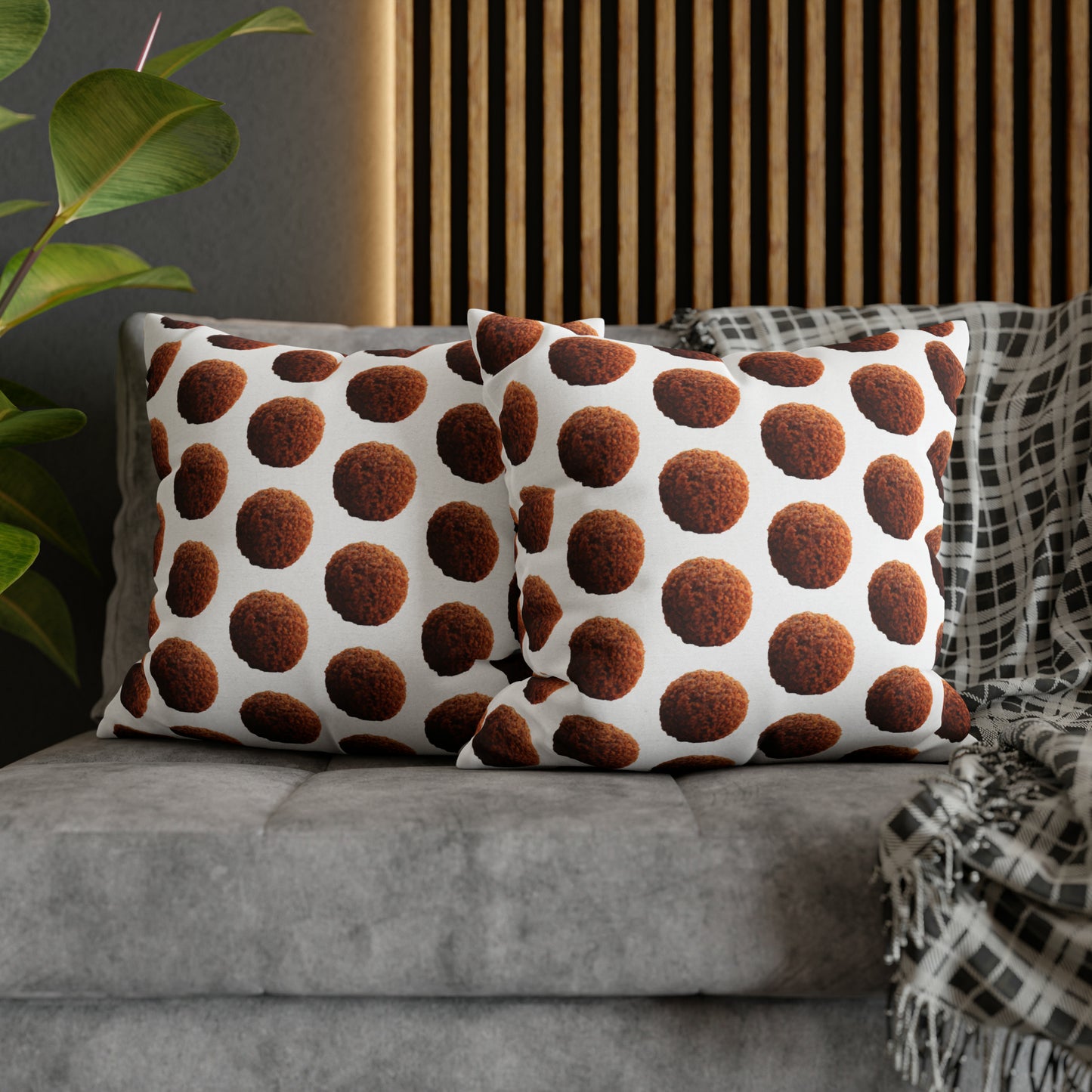 Twee kussenslopen met bitterballen patroon groot