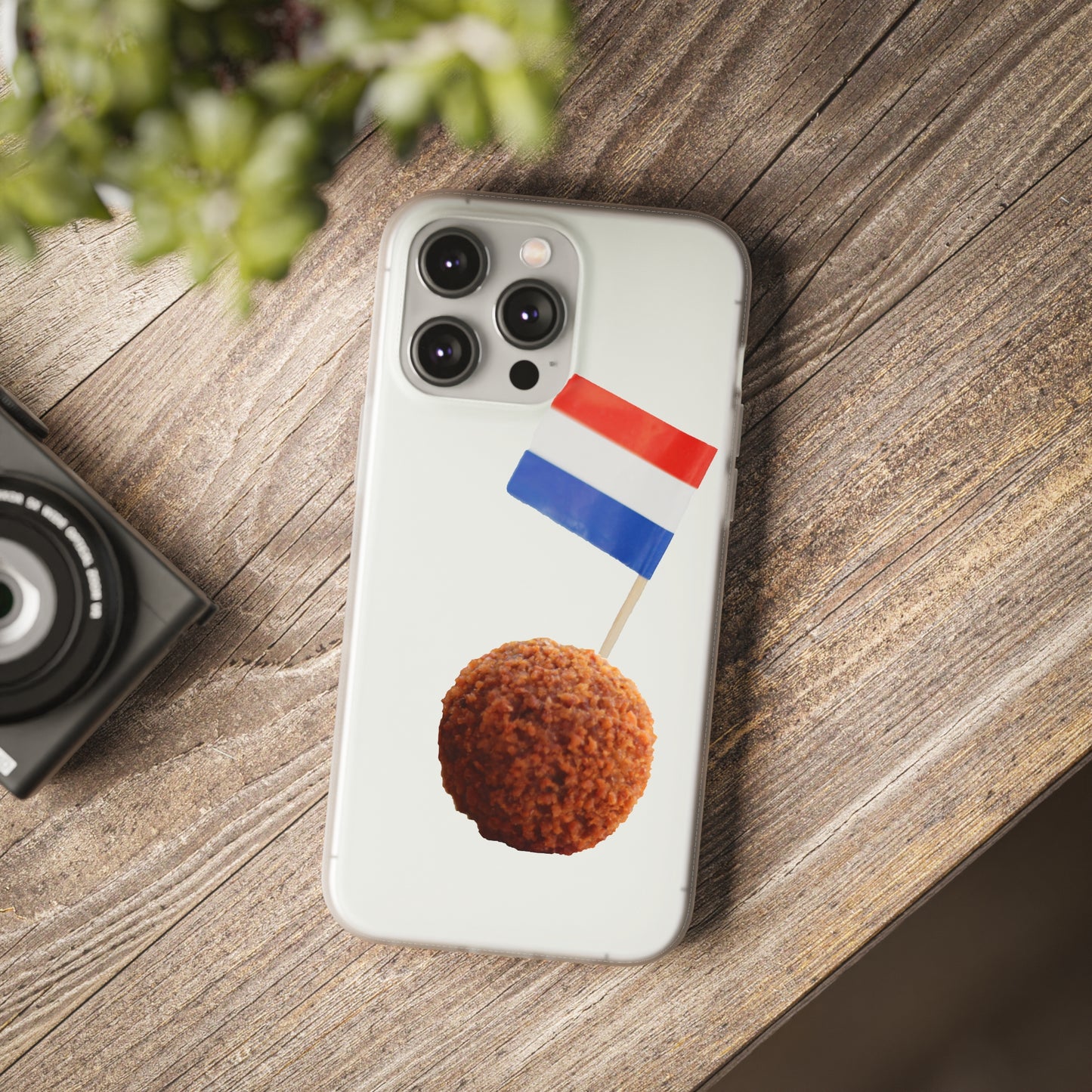 Telefoonhoesje met Nederlandse vlag in bitterbal op tafel