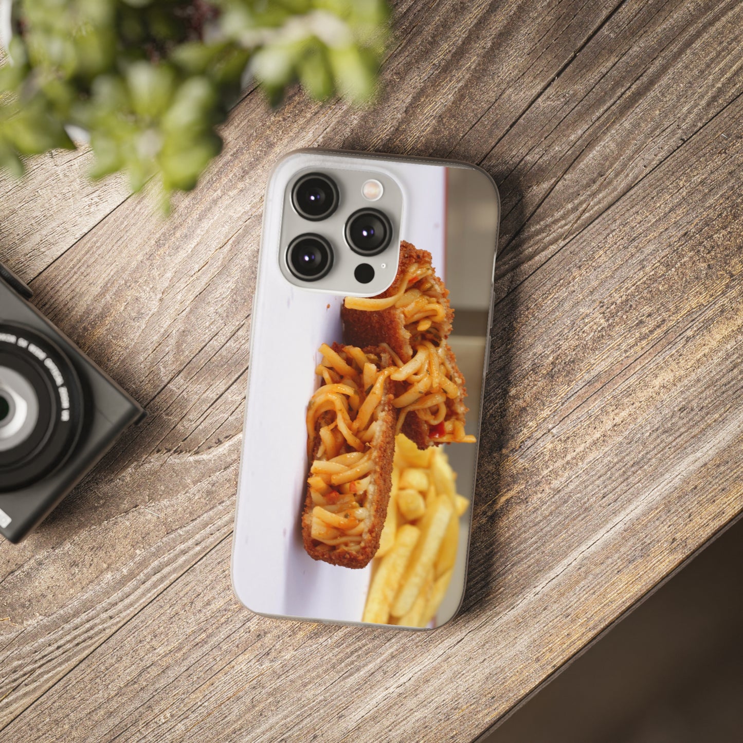 Telefoonhoesje met bamihap op tafel