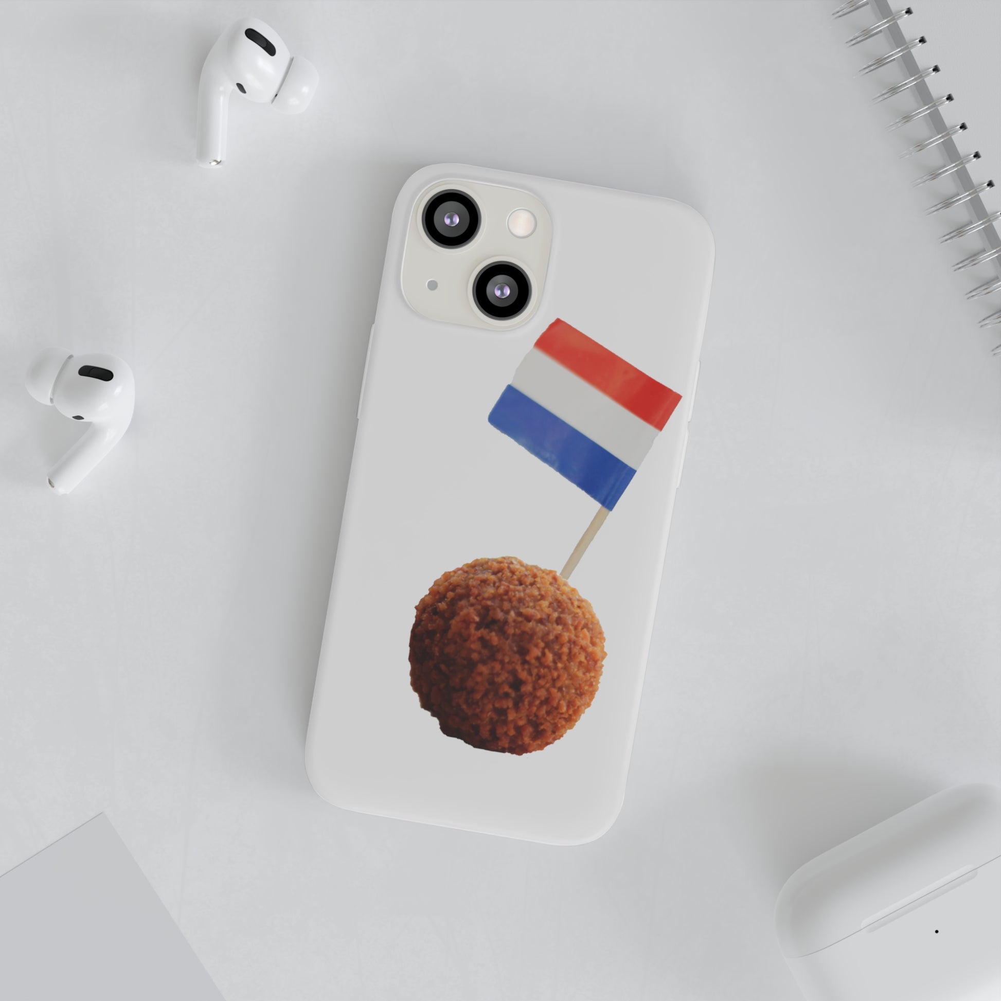 Telefoonhoesje met Nederlandse vlag in bitterbal op tafel